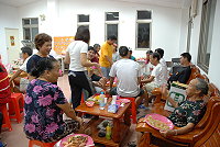 　珠螺村民齊聚慶中秋，今年不烤肉改以餐會舉辦，不過可讓村中婦女忙碌一整天。（圖／文：劉秋月）