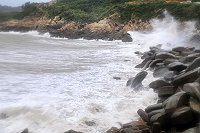 　受「怪颱」辛樂克外圍環流影響，地區前夜起就出現明顯風雨，昨天一整天仍持續不斷，各澳口是波濤洶湧。（圖／文：曹重偉）
