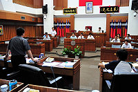 縣議會第四屆第五次臨時大會進行首日議案審查,議員們就縣府所提墊支案之詳細內容提出質詢,並要求官員現場說明。(圖/文:曹重偉)
