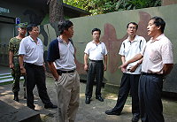 副議長陳貴忠,議員謝承春、陳建光、張永江,昨日會同教育局長邱金寶、介壽國中小校長陳書安共同至梅石幹訓班訪視運動選手住宿環境。(圖/文:鄭慧菁)