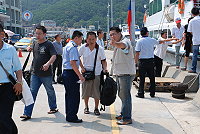 　台商李蔭南（中）經商失敗又在大陸中風滯留醫院，相關證件遺失，所幸兩馬紅十字會合作，順利調查其身分，昨天經小三通管道返抵國門。（圖／文：劉秋月）
