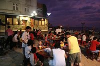 　十三日當天，鐵板村民齊聚慶中秋，一點都沒讓颱風破壞了好興致。（圖：鐵板社區發展協會提供）