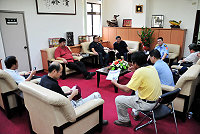 海岸巡防署北區巡防局局長龔光宇來馬視察海巡單位業務,並專程前往拜會縣長陳雪生、議長陳振清、副議長陳貴忠及多位議員,雙方就如何加強馬祖護漁交換意見。(圖/文:曹重偉)
