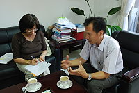 　行政院衛生署國民健康局局長蕭美玲為明年上路的菸害防治法新規定，專程來馬拜會連江縣衛生局局長劉增應，瞭解馬祖地區宣導情形。（圖／文：鄭慧菁）