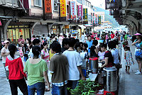 　在大型活動及多重摸彩激勵下，馬港夜市人潮再現，讓各攤位老闆是眉開眼笑。（圖／文：曹重偉）