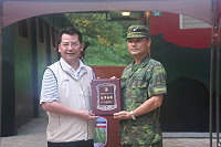 副指揮官致贈「敬軍楷模」紀念牌感謝苗栗縣政府勞軍。(圖/文:鄭智元)