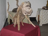 文協漂流木成果展作品近六十項,可看性很高。(圖/文:陳鵬雄)