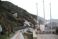 　北竿北海坑道門口的多間營舍完成整修，準備委外經營。（圖／文：陳鵬雄）
