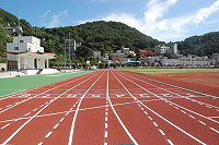 　福澳運動場跑道重新畫線，壘球場地也近完工。（圖／文：鄭慧菁）
