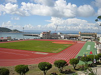 　福澳運動場PU跑道重新鋪設，整體煥然一新，場上兒童遊樂器材更新且安全，環保人員並也進行清除周邊雜草及四周的牆面也已佈置，給人一種新的感動。（圖／文：劉秋月）
