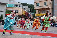 　電音孩仔團的音樂聲搭配活潑的舞步，讓現場觀眾不禁隨之High起來。（圖／文：劉秋月）