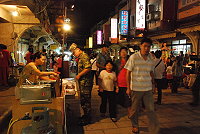 　「媽祖昇天祭」馬港夜市雖然遇到颱風攪局，但依然熱鬧滾滾。（圖／文：鄭慧菁） 