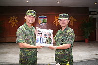 馬防部副指揮代表全體官兵呈獻紀念相簿,以感念指揮官對防區的貢獻。(圖/文:鄭智元)