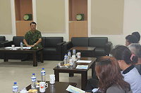 副指揮官陳將軍在第三季萬平操演協調會中,與縣府官員討論操演相關安全事項。(圖/文:鄭智元)