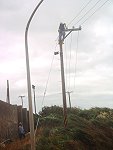 　薔蜜颱風造成東引大停電，台電人員頂著強風進行搶修。（圖／文：陳其敏）