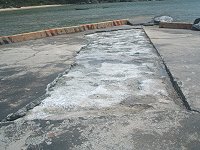 　薔蜜吹襲造成猛澳碼頭路面出現損毀、塌陷。（圖／文：林冰芳）