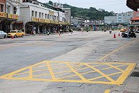 　介壽廣場昨起禁止停車，警察同仁站崗提醒鄉親，縣長陳雪生一早也到現場瞭解，並為讓鄉親對於此項政策有更進一步理解，陳雪生要求交通局近期再度辦理說明會，對於景觀改善部分也要廣納民眾意見。（圖／文：劉秋月）