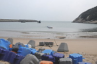 　配合蕭王府移香百年祭海洋船祭活動，塘岐澳口正在搭建臨時浮動碼頭。（圖／文：陳鵬雄）