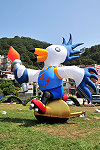 　離島運暨縣運會開幕在即，大會吉祥物「黑嘴端鳳頭燕鷗」造型氣球已在場邊矗立，展現馬祖及離島運精神。（圖／文：曹重偉）