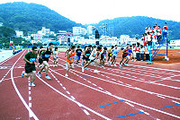 　離島運暨縣運徑賽「一萬公尺」拂曉出擊！選手們待槍聲一響同步往前衝；裁判們在選手跑完二十五圈後仔細核對時間。（圖／文：曹重偉）