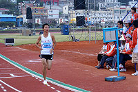 　金門縣選手何盡文一跑驚人！在一萬公尺跑出32分34秒的紀錄，領先地區原紀錄十分鐘之多。（圖／文：曹重偉）