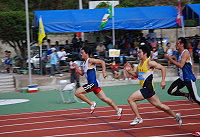 徑賽各項賽事在福澳運動場熱鬧登場,國中男子組四百公尺接力賽,介壽國中張智杰以五十九秒五一破大會紀錄。(圖/文:鄭慧菁)