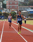　1500m徑賽，金門、澎湖二縣選手競爭激烈。（圖／文：陳其敏）