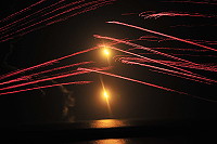 　今年第三季萬平操演火砲防空射擊登場，交織火網照亮介壽澳口夜空，也讓選手之夜全場觀眾震撼。（圖／文：曹重偉）