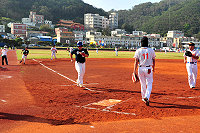 　離島運慢速壘球賽開戰，金門縣以較優表現連勝封王，對連江一役是連續安打輕鬆獲勝，我方球員只能眼睜睜看對方得分。（圖／文：曹重偉）
