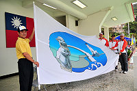 　第二屆離島縣市運動會落幕，第三屆將由澎湖舉辦，大會會長縣長陳雪生，將離島運會旗交給澎湖縣體育會理事長張偉男，象徵離島運的傳承與接棒。（圖／文：曹重偉）