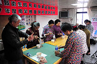　衛生局「健康多活動、重陽敬老」活動抵南竿，多項趣味競賽讓復興村老人家們玩得相當開心。（圖／文：曹重偉）