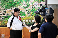 　回顧七年重大政績，企劃室縣政宣傳委由三立電視台製作；該台文字記者陳怡真、攝影記者王星諾抵馬錄製新聞專題及訪問縣長陳雪生。（圖／文：曹重偉）