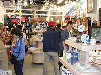 　年輕遊客較多會光臨紀念品店購買紀念物品及伴手禮。（圖／文：鄭慧菁）