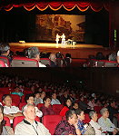 桃園縣長朱立倫及地方府會首長共同出席閩劇在中壢演出,安排旅台鄉親20部專車接往觀賞。(圖:桃園馬祖同鄉會總幹事陳寶佺提供)
