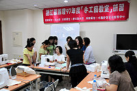 　外配中心「手工藝研習」邀請到縫紉大師陳素禎及劉芃蕎等在地好手開班授課，教導外配簡易縫紉技巧及使用，大家也慢慢學出興趣。（圖／文：曹重偉）