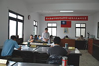 　南竿鄉代會昨天召開第八屆第三次臨時大會，代表們輪番發言，針對鄉內基礎建設工程一再延宕表示不滿，並嗆聲表示做不到不要承諾；鄉長朱秀平表示，部分補助款九月底方核定確認，公文往返是造成延宕原因，已責成承辦課室加速辦理。（圖／文：劉秋月）