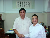 　縣長陳雪生拜訪台灣菸酒公司董事長韋伯韜，就馬酒銷台進行意見交換。（圖：台灣菸酒公司提供）