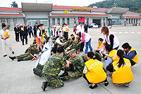 　南竿航空站舉行機場內航空器失事消救演習，連行李車都出動協運傷患，場面相當逼真。（圖／文：曹重偉）