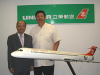 縣長陳雪生與立榮航空董事長蘇宏義就小三通擴大後客運狀況進行問題溝通及意見表達。(圖:連江縣政府提供)