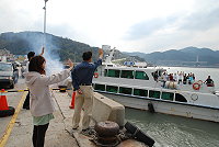 　福建省實驗閩劇院十天表演行程結束，昨天秘書長王忠銘率文化局同仁碼頭送行，感謝他們對於馬祖演出的全力支持。（圖／文：劉秋月）