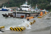 　東北季風強勁又逢大潮，鄉親抱怨船班取消頻繁，但碼頭潮高及岸，讓船隻停靠都不容易，必須以安全為優先考量。（圖／文：劉秋月）