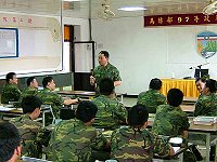 指揮官鄭中將於政戰幹部講習中對政戰幹部實施精神講話,鄭中將表示身為幹部應妥善照顧弟兄,讓官兵在無後顧之憂下,能專心於戰訓本務工作並實現「平安馬祖」的目標。(圖/文:林忠和)