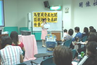 　縣立醫院舉辦「為寶貝發展把關-認識兒童發展篩檢量表講座」，吸引許多家中有小寶貝的父母到場聽講。（圖／文：劉秋月）