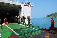 　合富輪停靠東引中柱港，阿兵哥迅速搬運冷凍副食品上岸。（圖／文：陳其敏）