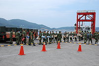 　南竿仿效東引模式，讓收假官兵加入軍方補給品卸貨行列，螞蟻雄兵的力量，讓卸貨時間縮短一半以上，不但讓合富輪準時返台，也提高有限船席的利用效能。（圖／文：劉秋月）