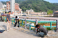 　為鼓勵民眾騎乘自行車，響應綠色交通，縣府交通局特別規劃自行車專屬停車位的架設，昨進行首波停車架的裝設工作。（圖／文：曹重偉）
