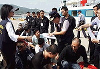 　兩岸二十二日在馬祖進行大陸偷渡犯遣返作業，十三名潛逃大陸的台籍人士由大陸押解遣返馬祖，其中包括六名遭台灣通緝的刑事犯及七名非法入境大陸的台籍人士。（圖：中央社記者于浩提供）