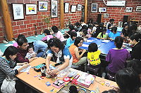 　社教站「軟陶捏塑研習」吸引爆滿民眾前往展現創意，鐘麗鶯、戴于雯兩位講師特別製作紅花石蒜捏塑，唯妙唯肖讓大家直讚巧奪天工。（圖／文：曹重偉）
