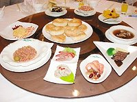 眷村文化節登場,餐桌上的金門、馬祖美食,令人食指大動,在中央的繼光大餅,還有一段動人的故事。(圖:聯合新聞網提供)