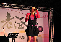 　馬祖老酒節安排一連串緊湊表演節目，WOW樂團的現代搖滾演奏及星光三班冠軍徐佳瑩的賣力演唱，讓遊客們是大呼過癮。（圖／文：曹重偉）